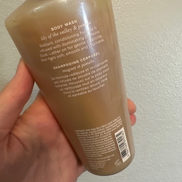 Victoria's Secret Dazzling Kiss with Diamond Dust Body Wash 8.4 fl oz - Picture 2 of 3